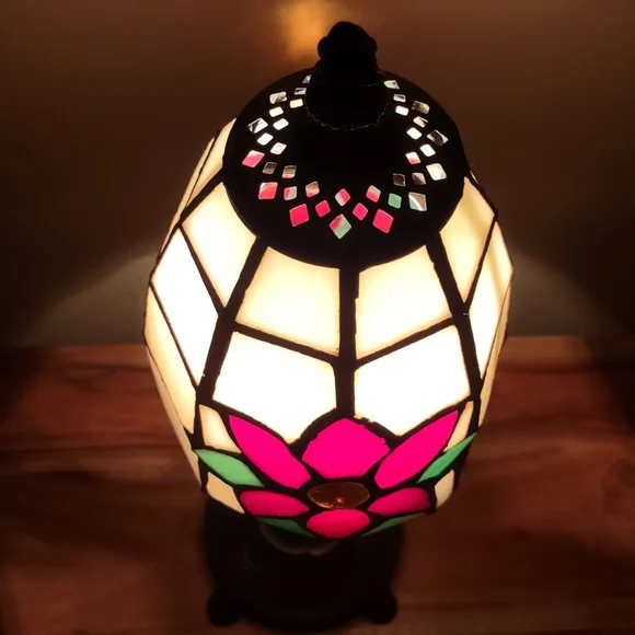 Stained glass poinsettia mini lamp💡 - Picture 4 of 9